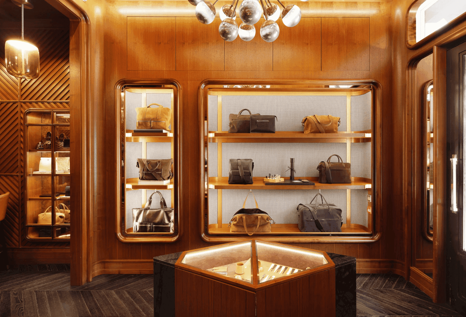 Discover Métier Bags: Italian Craftsmanship Meets Everyday Luxury | LXURI Blog Post | Read More 