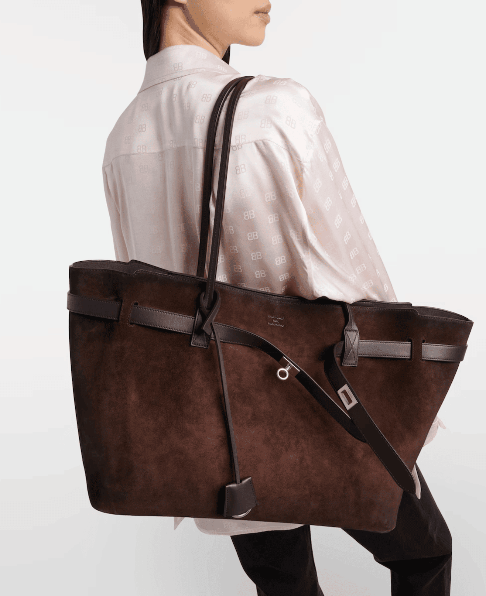 LXURI - XXL Totes: Practicality Makes a Confident Return​