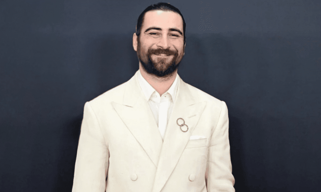 Noah Kahan is wearing Thom Sweeey.